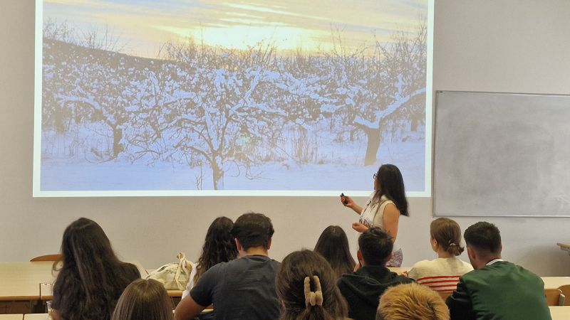 Guest lecturer Claudia de Fuentes -...